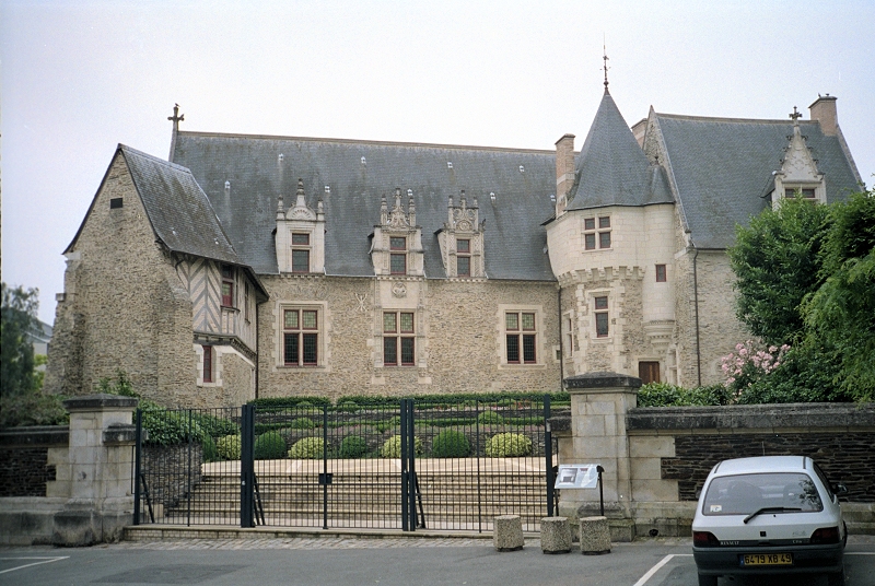 Bygningen 
                     'Hôtel des Pénitentes' er fra slutningen af det 15. århundrede og 
                     begyndelsen af det 16. århundrede. Huset anses som en af de 
                     fineste bygninger i byen. Huset bruges til seminarer og receptioner.