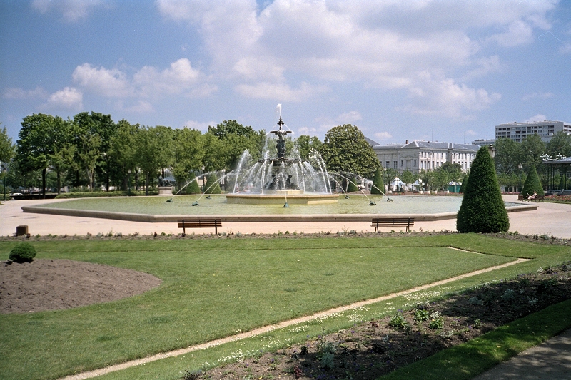Springvandet 
                     i Jardin du Mail er bygget over det første vandreservoir i byen. 
                     Forår og sommer bliver der plantet over 40.000 blomstrende 
                     planter i haven. Haven går mod øst over i den ca. 1 km lange 
                     allé Avenue Jeanne d'Arc og slutter med en statue af Jeanne.
