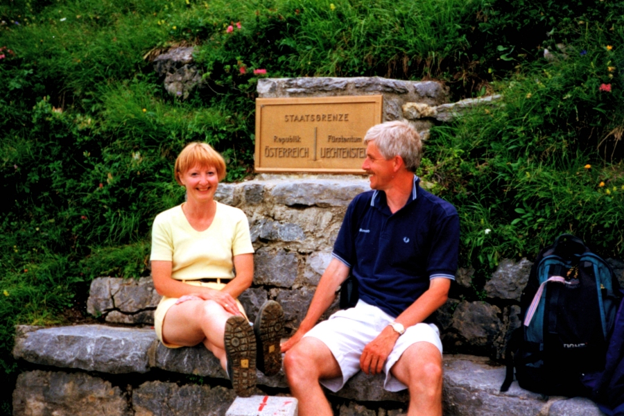 Hvil på grænsen 
                     mellem Liechtenstein og Østrig. Der er stadig en lille times vandretur tilbage (sommer 1998).