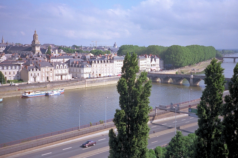 Udsigt 
                     mod La Doutre fra borgen i Angers. Broen med buerne er Pont de Verdun. 
                     De kuplede træer skjuler Place la Rochefoucauld og en kæmpestor P-plads.