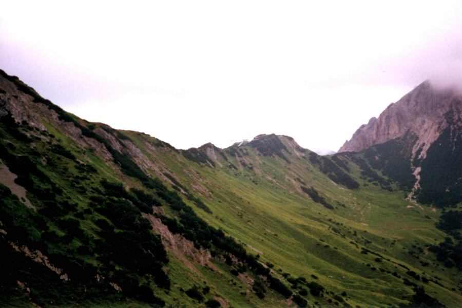 Vi kaster et 
                     blik tilbage mod Sareis på vej nedad mod Nenzinger Himmel (sommer 1998). Bygningen ca. midt
                     i billedet er bjergstationen for liften ned til Malbun i Liechtenstein.