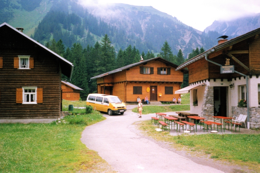 Ved udgangspunktet 
                     i Nenzinger Himmel nær cafeen Panüler (sommer 1998).