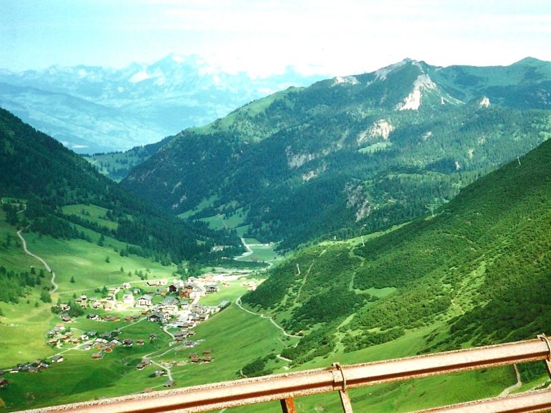 Den malerisk 
                     beliggende by Malbun i Liechtenstein med 2104 m høje Schönberg i baggrunden (sommer 1997).