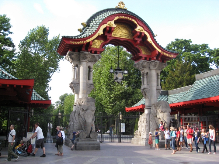 Elefantporten er den sydligste indgang og ligger ved 
                     Budapester Strasse.<br>
                     Copyright © 2010 - Susanne Hansen