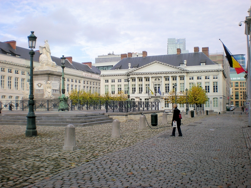 Place 
                     des Martyrs. Midt på pladsen er et mindesmærke for belgiere, der døde
                     under revolutionen i 1830. Palæerne omkring pladsen bliver istandsat.<br>
                     2. november 2008
