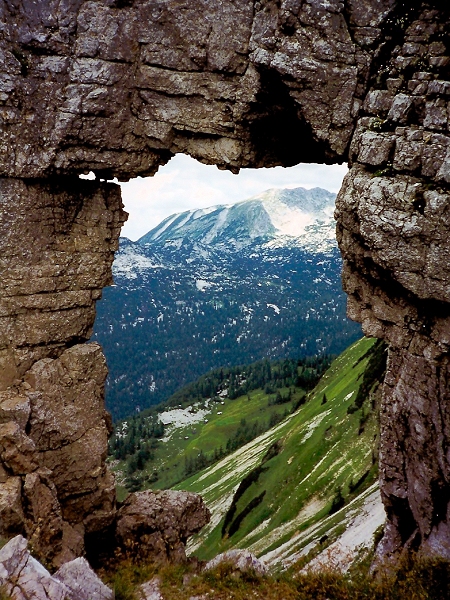 Et kig igennem det 
                    naturskabte Loser Fenster, som ligger i ca. 1800 m højde. I det fjerne Totes Gebirge.